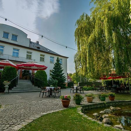Hotel Bialy Domek Wałcz エクステリア 写真