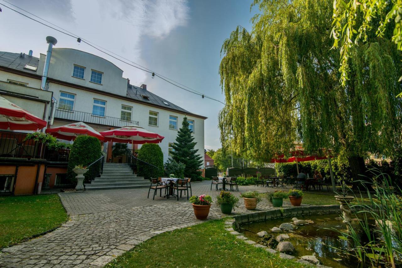 Hotel Bialy Domek Wałcz エクステリア 写真