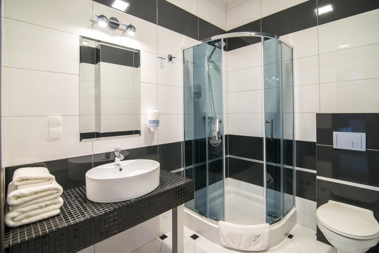 Hotel Bialy Domek Wałcz エクステリア 写真