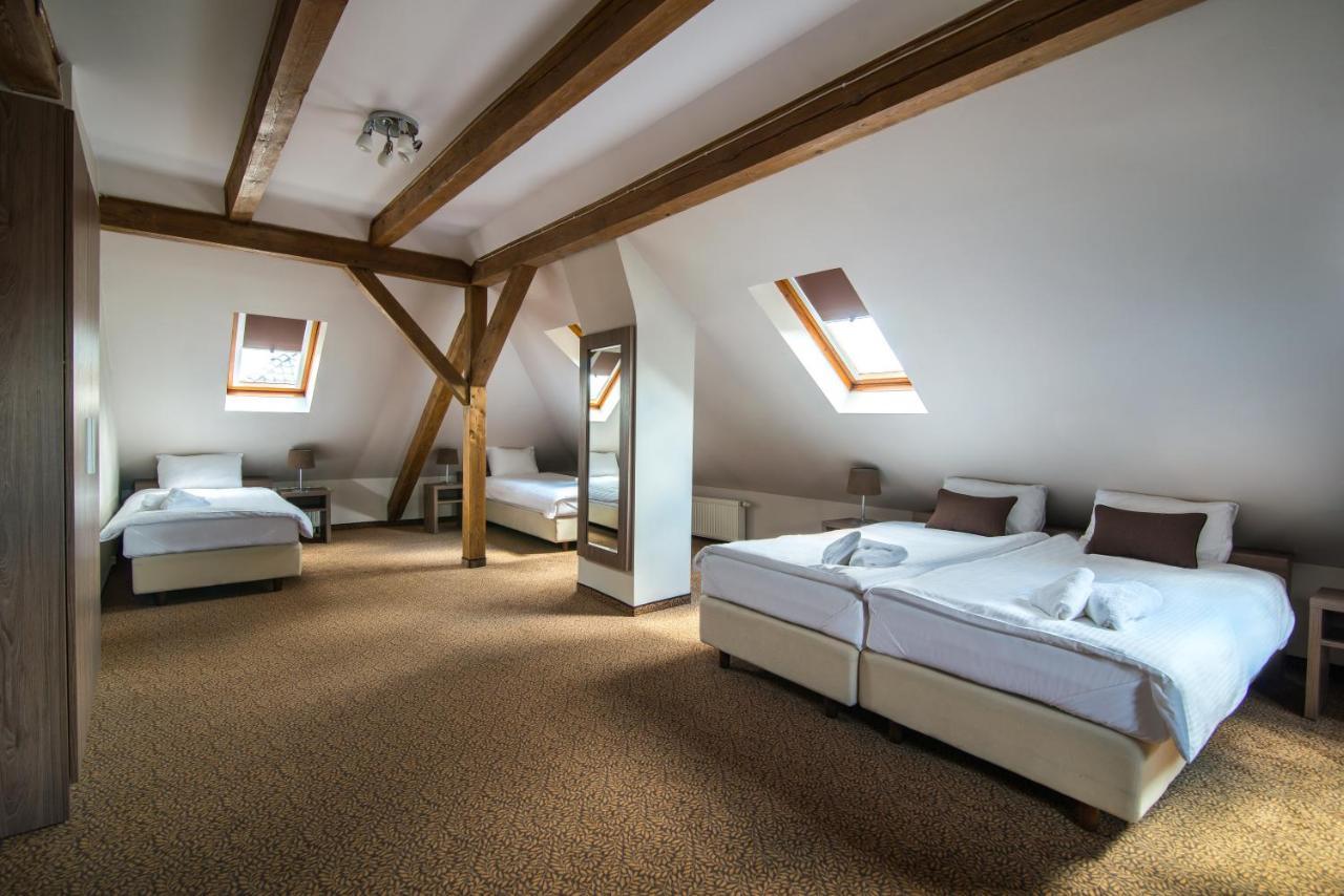Hotel Bialy Domek Wałcz エクステリア 写真