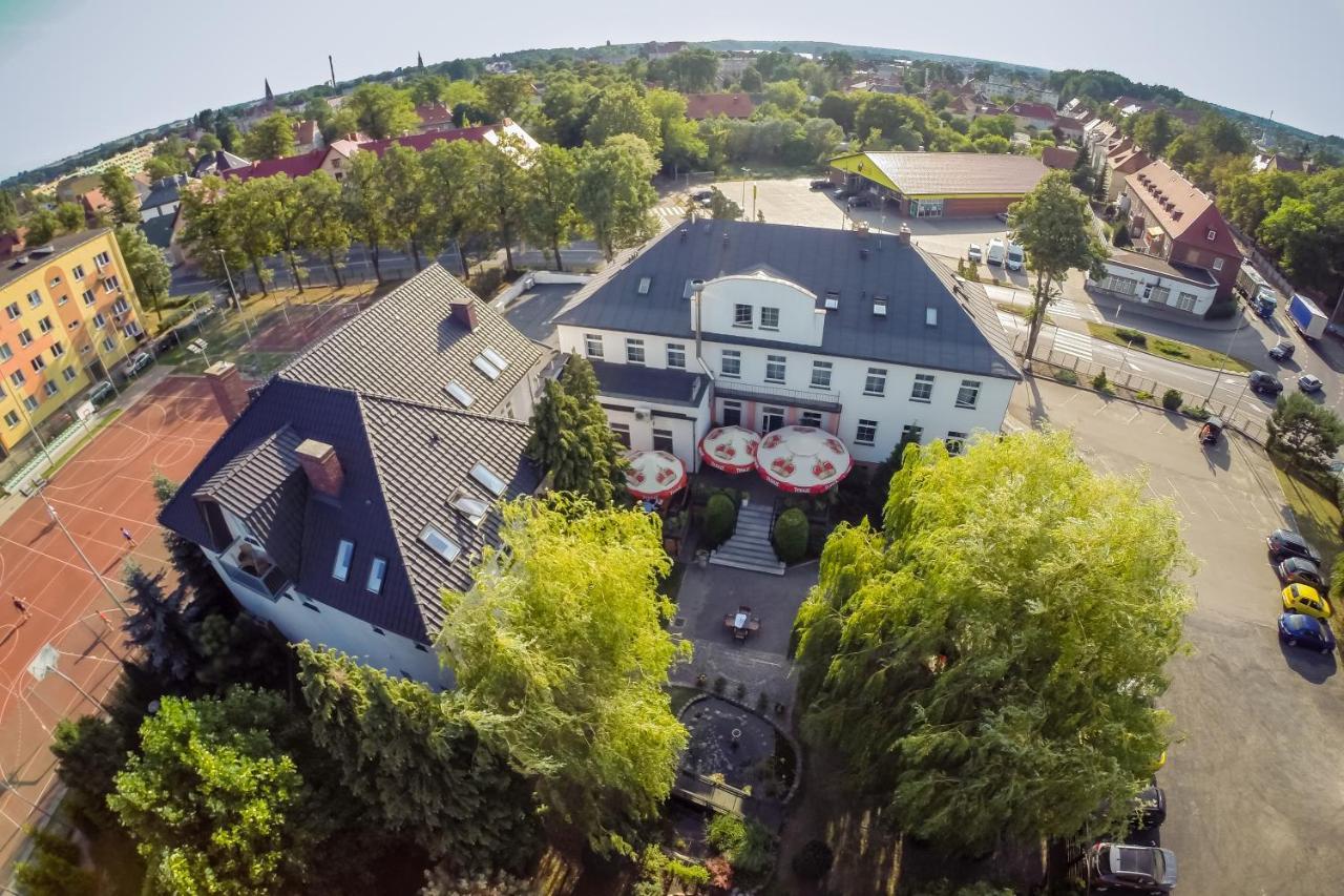 Hotel Bialy Domek Wałcz エクステリア 写真