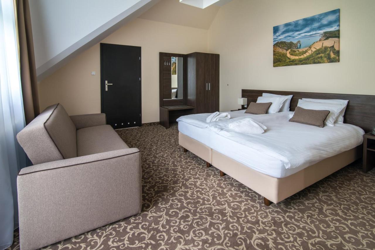 Hotel Bialy Domek Wałcz エクステリア 写真