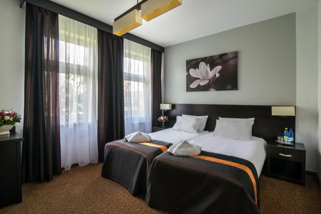 Hotel Bialy Domek Wałcz エクステリア 写真