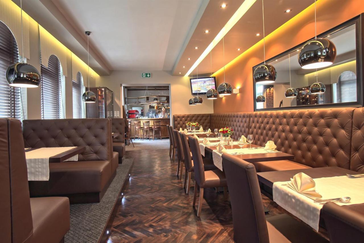 Hotel Bialy Domek Wałcz エクステリア 写真