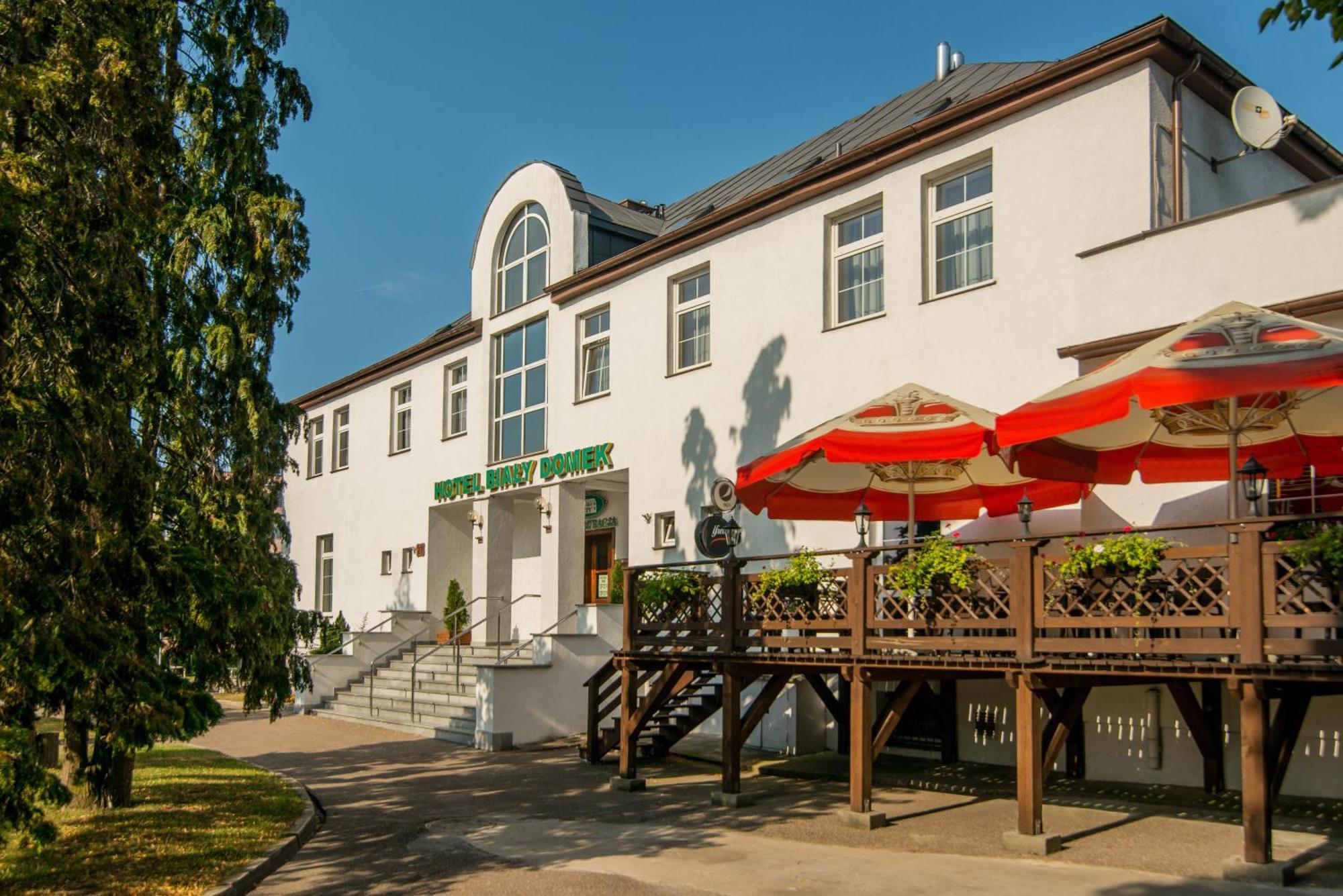 Hotel Bialy Domek Wałcz エクステリア 写真