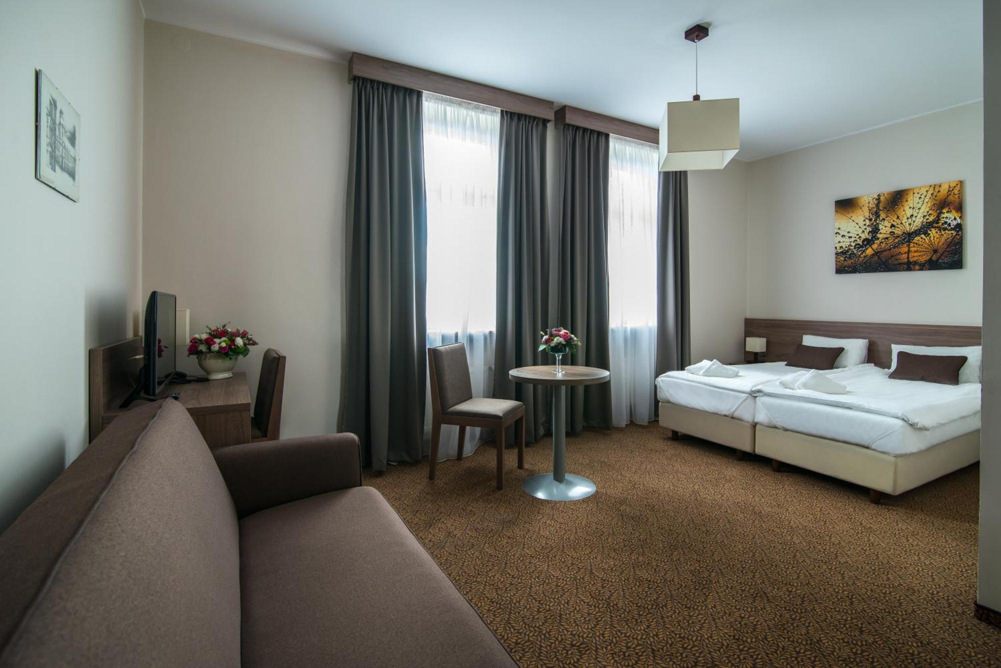 Hotel Bialy Domek Wałcz エクステリア 写真